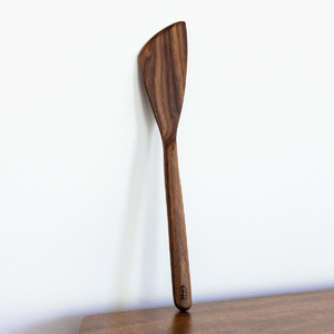 ANGLED SPATULA: WALNUT